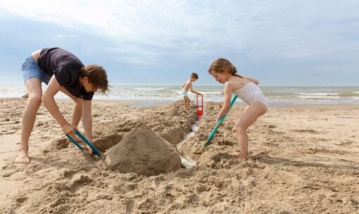 scoppi schep donkerblauw, schep, quut, zandbakspeelgoed, strand, wonderzolder.nl