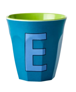 RICE melamine cup medium letter E blauw, letterbeker, letter beker, RICE, beker alfabet, alfabet, wonderzolder.nl