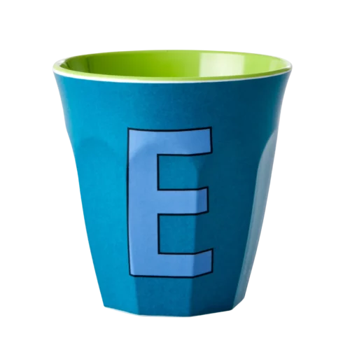 RICE melamine cup medium letter E blauw, letterbeker, letter beker, RICE, beker alfabet, alfabet, wonderzolder.nl