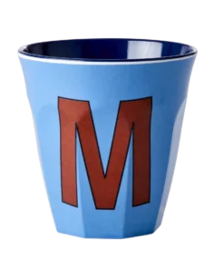 RICE melamine cup medium letter M blauw, letterbeker, letter beker, RICE, beker alfabet, alfabet, wonderzolder.nl