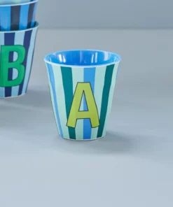 RICE melamine cup medium gestreept letter A blauw, letterbeker, gestreepte letter beker, RICE, beker alfabet, stripes, alfabet, wonderzolder.nl