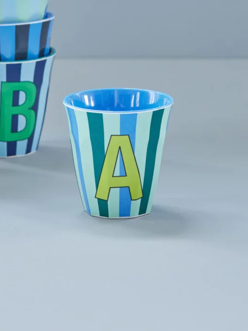 RICE melamine cup medium gestreept letter A blauw, letterbeker, gestreepte letter beker, RICE, beker alfabet, stripes, alfabet, wonderzolder.nl