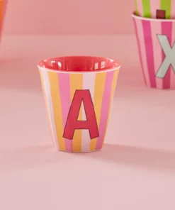 RICE melamine cup medium gestreept letter A rood, letterbeker, gestreepte letter beker, RICE, beker alfabet, stripes, alfabet, wonderzolder.nl