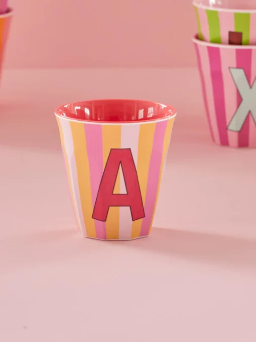 RICE melamine cup medium gestreept letter A rood, letterbeker, gestreepte letter beker, RICE, beker alfabet, stripes, alfabet, wonderzolder.nl