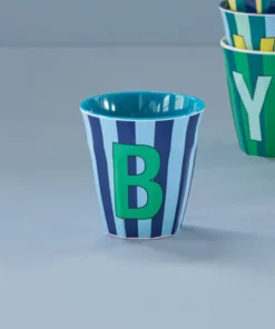 RICE melamine cup medium gestreept letter B blauw, letterbeker, gestreepte letter beker, RICE, beker alfabet, stripes, alfabet, wonderzolder.nl