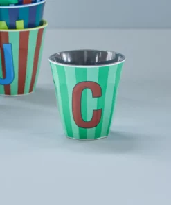 RICE melamine cup medium gestreept letter C blauw, letterbeker, gestreepte letter beker, RICE, beker alfabet, stripes, alfabet, wonderzolder.nl