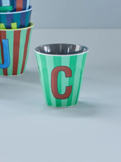 RICE melamine cup medium gestreept letter C blauw, letterbeker, gestreepte letter beker, RICE, beker alfabet, stripes, alfabet, wonderzolder.nl