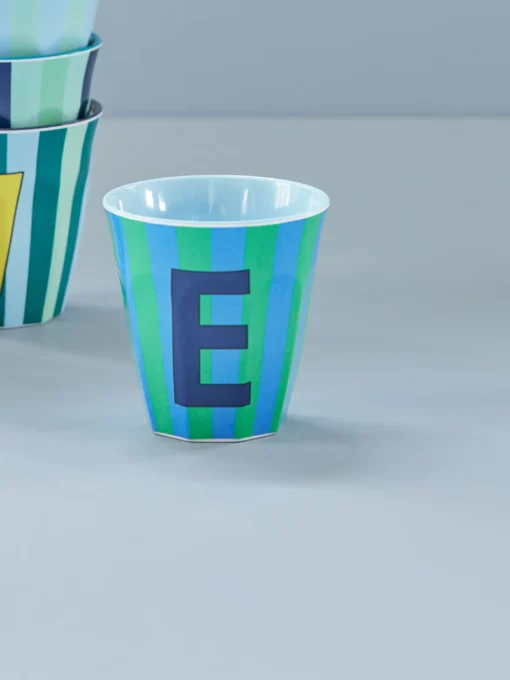 RICE melamine cup medium gestreept letter E blauw, letterbeker, gestreepte letter beker, RICE, beker alfabet, stripes, alfabet, wonderzolder.nl