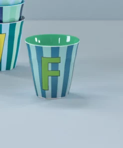 RICE melamine cup medium gestreept letter F blauw, letterbeker, gestreepte letter beker, RICE, beker alfabet, stripes, alfabet, wonderzolder.nl