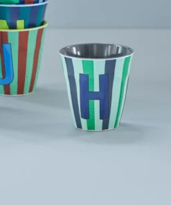 RICE melamine cup medium gestreept letter H blauw, letterbeker, gestreepte letter beker, RICE, beker alfabet, stripes, alfabet, wonderzolder.nl