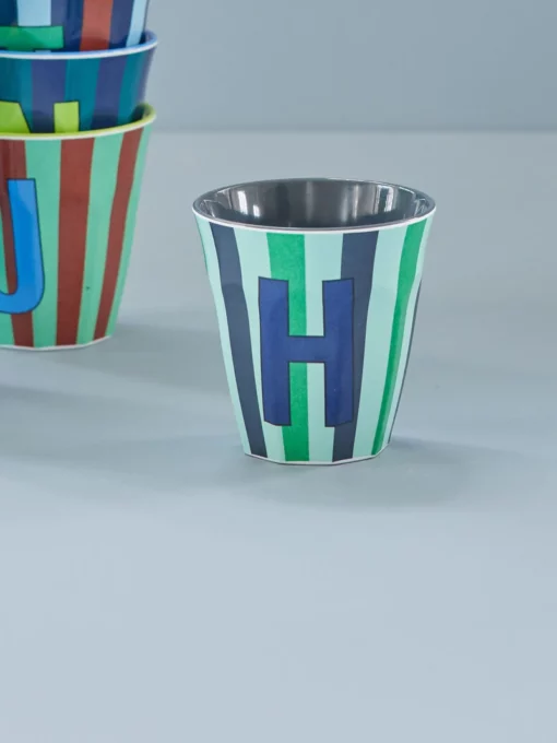 RICE melamine cup medium gestreept letter H blauw, letterbeker, gestreepte letter beker, RICE, beker alfabet, stripes, alfabet, wonderzolder.nl