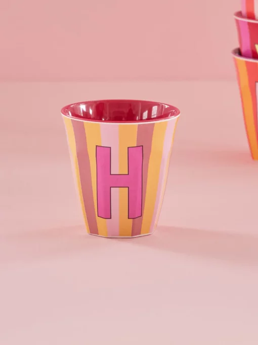 RICE melamine cup medium gestreept letter H rood, letterbeker, gestreepte letter beker, RICE, beker alfabet, stripes, alfabet, wonderzolder.nl