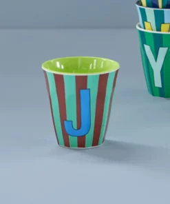 RICE melamine cup medium gestreept letter J blauw, letterbeker, gestreepte letter beker, RICE, beker alfabet, stripes, alfabet, wonderzolder.nl