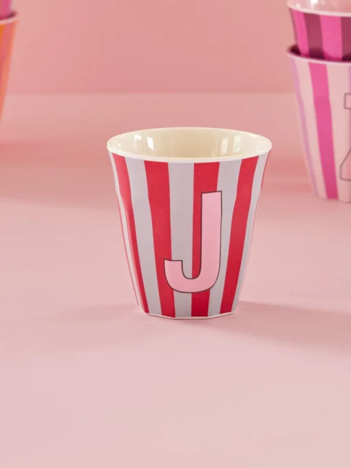 RICE melamine cup medium gestreept letter J rood, letterbeker, gestreepte letter beker, RICE, beker alfabet, stripes, alfabet, wonderzolder.nl