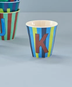 RICE melamine cup medium gestreept letter K blauw, letterbeker, gestreepte letter beker, RICE, beker alfabet, stripes, alfabet, wonderzolder.nl