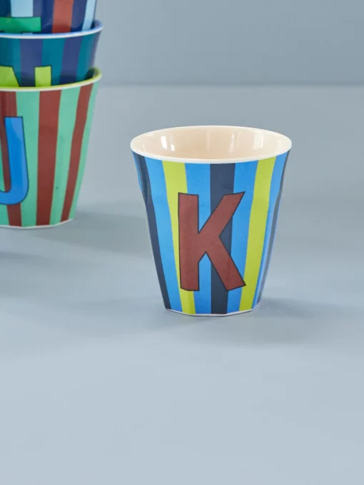 RICE melamine cup medium gestreept letter K blauw, letterbeker, gestreepte letter beker, RICE, beker alfabet, stripes, alfabet, wonderzolder.nl