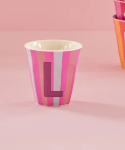 RICE melamine cup medium gestreept letter L rood, letterbeker, gestreepte letter beker, RICE, beker alfabet, stripes, alfabet, wonderzolder.nl