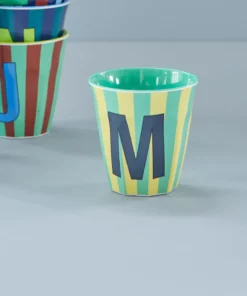 RICE melamine cup medium gestreept letter M blauw, letterbeker, gestreepte letter beker, RICE, beker alfabet, stripes, alfabet, wonderzolder.nl