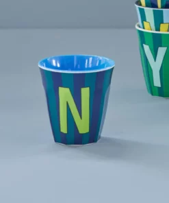 RICE melamine cup medium gestreept letter N blauw, letterbeker, gestreepte letter beker, RICE, beker alfabet, stripes, alfabet, wonderzolder.nl