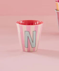 RICE melamine cup medium gestreept letter N rood, letterbeker, gestreepte letter beker, RICE, beker alfabet, stripes, alfabet, wonderzolder.nl