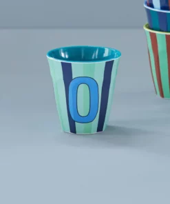 RICE melamine cup medium gestreept letter O blauw, letterbeker, gestreepte letter beker, RICE, beker alfabet, stripes, alfabet, wonderzolder.nl