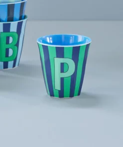 RICE melamine cup medium gestreept letter P blauw, letterbeker, gestreepte letter beker, RICE, beker alfabet, stripes, alfabet, wonderzolder.nl