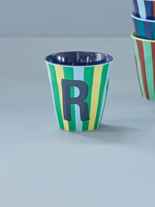 RICE melamine cup medium gestreept letter R blauw, letterbeker, gestreepte letter beker, RICE, beker alfabet, stripes, alfabet, wonderzolder.nl