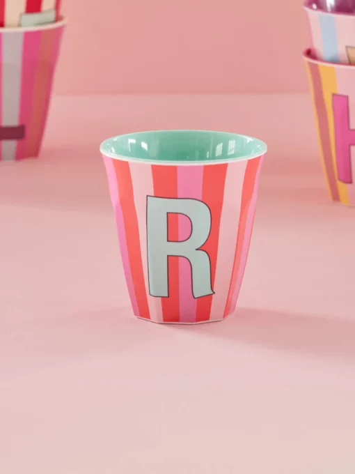 RICE melamine cup medium gestreept letter R rood, letterbeker, gestreepte letter beker, RICE, beker alfabet, stripes, alfabet, wonderzolder.nl