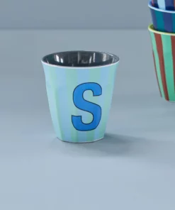 RICE melamine cup medium gestreept letter S blauw, letterbeker, gestreepte letter beker, RICE, beker alfabet, stripes, alfabet, wonderzolder.nl