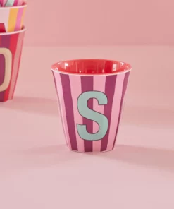 RICE melamine cup medium gestreept letter S rood, letterbeker, gestreepte letter beker, RICE, beker alfabet, stripes, alfabet, wonderzolder.nl