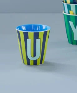 RICE melamine cup medium gestreept letter U blauw, letterbeker, gestreepte letter beker, RICE, beker alfabet, stripes, alfabet, wonderzolder.nl