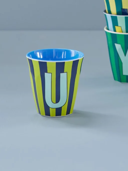 RICE melamine cup medium gestreept letter U blauw, letterbeker, gestreepte letter beker, RICE, beker alfabet, stripes, alfabet, wonderzolder.nl