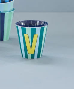 RICE melamine cup medium gestreept letter V blauw, letterbeker, gestreepte letter beker, RICE, beker alfabet, stripes, alfabet, wonderzolder.nl