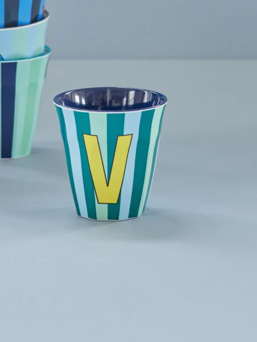 RICE melamine cup medium gestreept letter V blauw, letterbeker, gestreepte letter beker, RICE, beker alfabet, stripes, alfabet, wonderzolder.nl