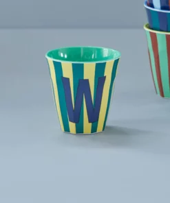 RICE melamine cup medium gestreept letter W blauw, letterbeker, gestreepte letter beker, RICE, beker alfabet, stripes, alfabet, wonderzolder.nl