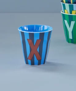 RICE melamine cup medium gestreept letter X blauw, letterbeker, gestreepte letter beker, RICE, beker alfabet, stripes, alfabet, wonderzolder.nl