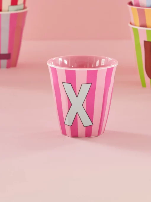 RICE melamine cup medium gestreept letter X rood, letterbeker, gestreepte letter beker, RICE, beker alfabet, stripes, alfabet, wonderzolder.nl