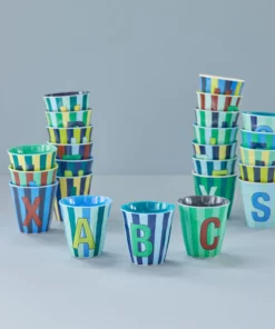 RICE melamine cup medium gestreept letter blauw, letterbeker, gestreepte letter beker, RICE, beker alfabet, stripes, alfabet, wonderzolder.nl