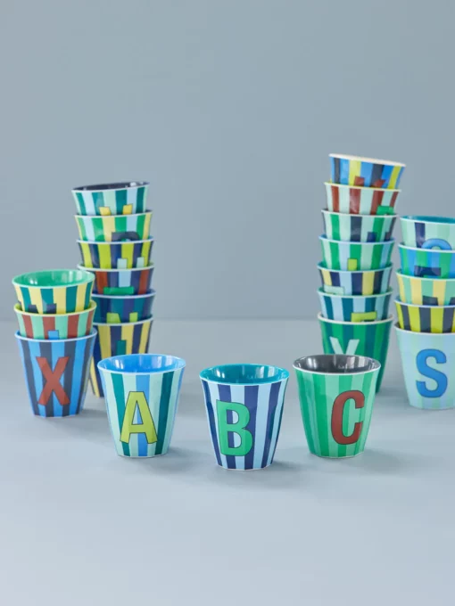 RICE melamine cup medium gestreept letter blauw, letterbeker, gestreepte letter beker, RICE, beker alfabet, stripes, alfabet, wonderzolder.nl