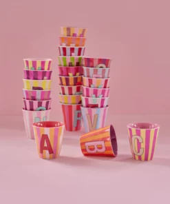 RICE melamine cup medium gestreept letter rood, letterbeker, gestreepte letter beker, RICE, beker alfabet, stripes, alfabet, wonderzolder.nl