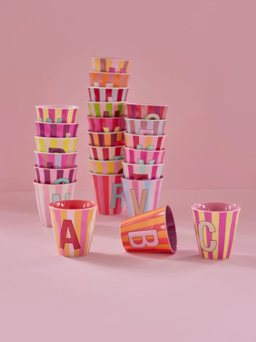 RICE melamine cup medium gestreept letter rood, letterbeker, gestreepte letter beker, RICE, beker alfabet, stripes, alfabet, wonderzolder.nl