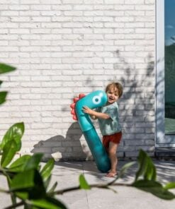 Quut Noodle Friends Dino, Noodle Friends, strandspeelgoed, zwemmen, zwemspeelgoed, buitenspeelgoed, strand, zomerspeelgoed, quut, zwemband, wonderzolder.nl