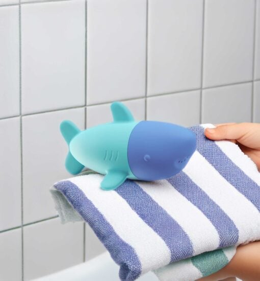 Quut Squeezi Shark, badspeelgoed, haai, sproeier, squeezi, strandspeelgoed, quut, wonderzolder.nl