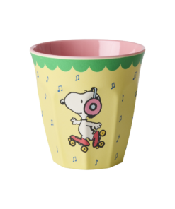 RICE beker Snoopy Yellow, melamine, kinderbeker, beker, snoopy, peanuts, medium cup, yellow, geel, rolschaatsen, rice, wonderzolder.nl