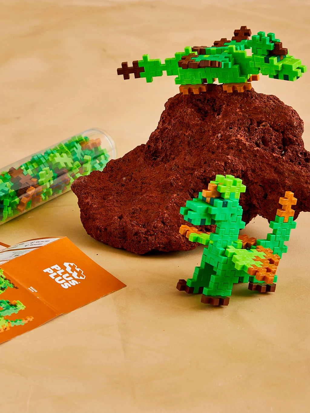 Plus Plus tube Earth Dragons met 100 stukjes